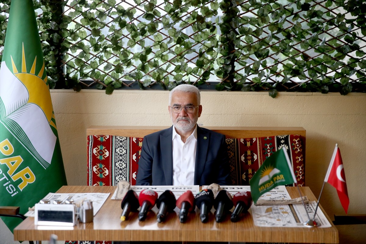 HÜDA PAR Genel Başkanı Zekeriya Yapıcıoğlu, Kayseri'de bir restoranda basın mensuplarıyla bir...