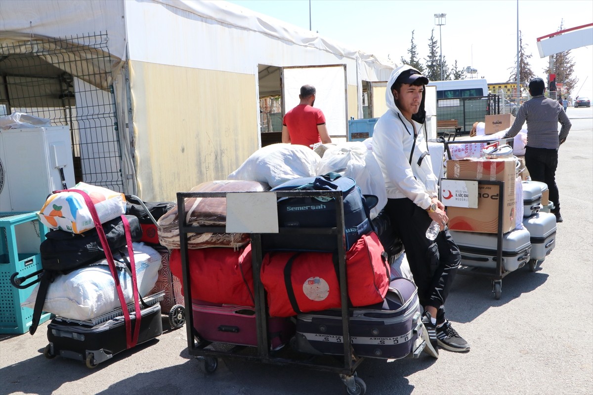 İç savaş sırasında Türkiye'ye sığınan Suriyelilerin 61 yıllık Baas rejiminin devrilmesi sonrasında...