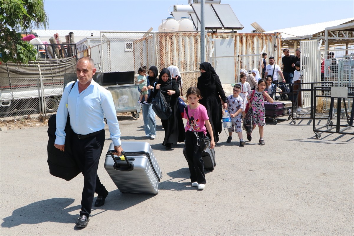 İç savaş sırasında Türkiye'ye sığınan Suriyelilerin 61 yıllık Baas rejiminin devrilmesi sonrasında...