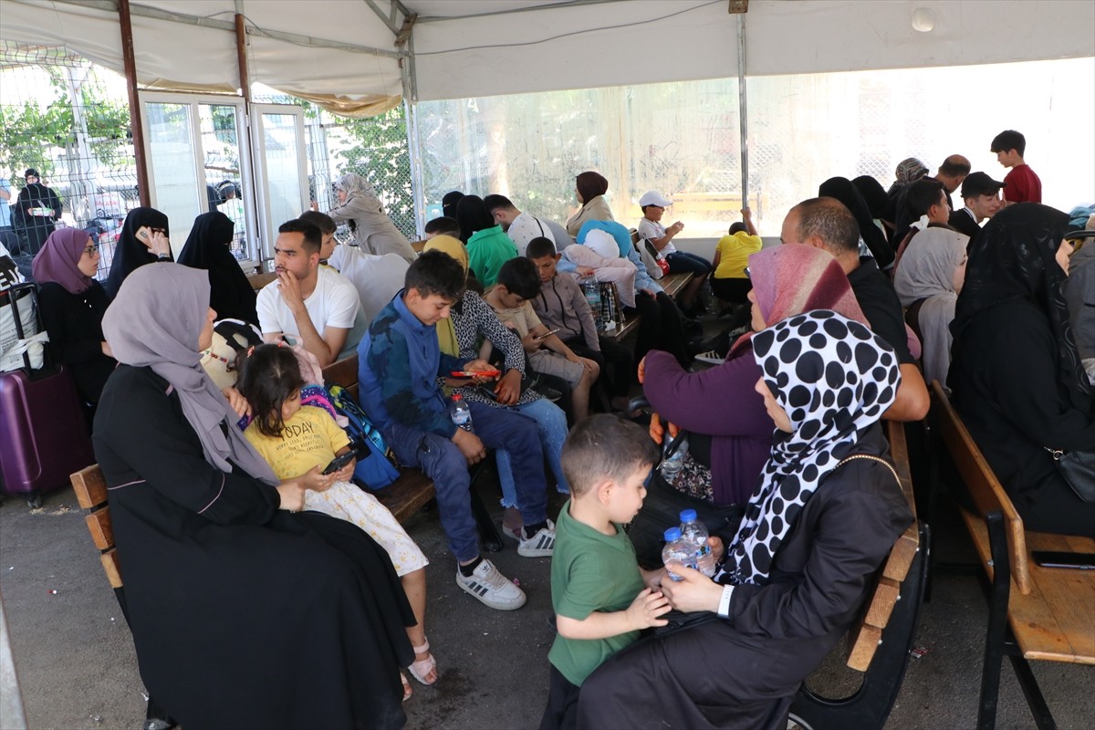 İç savaş sırasında Türkiye'ye sığınan Suriyelilerin 61 yıllık Baas rejiminin devrilmesi sonrasında...