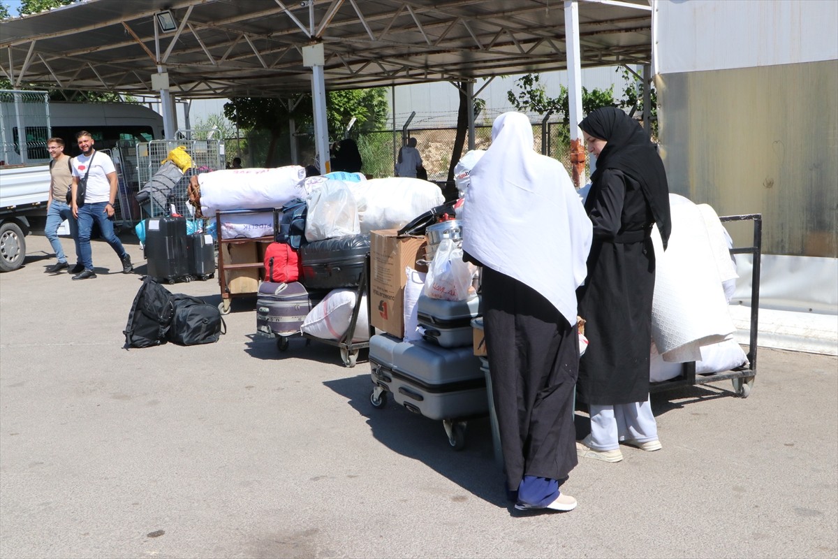 İç savaş sırasında Türkiye'ye sığınan Suriyelilerin 61 yıllık Baas rejiminin devrilmesi sonrasında...