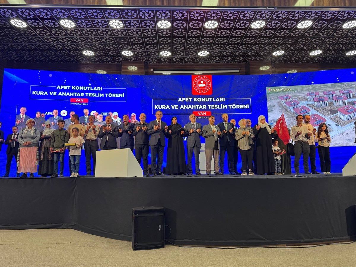  İçişleri Bakanı Ali Yerlikaya, Van'ın Edremit ilçesindeki Uygulama Oteli'nde düzenlen Afet...