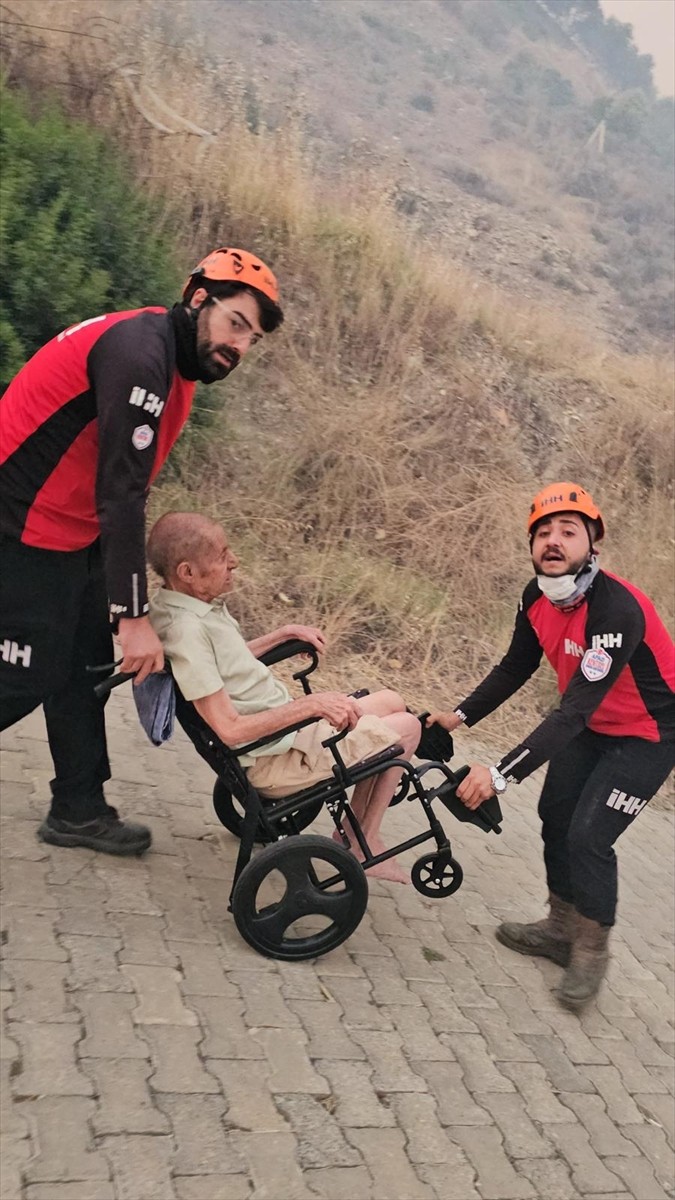 İHH Arama Kurtarma İzmir ekibi, Menderes ile Seferihisar ilçeleri arasında çıkan orman yangınında...