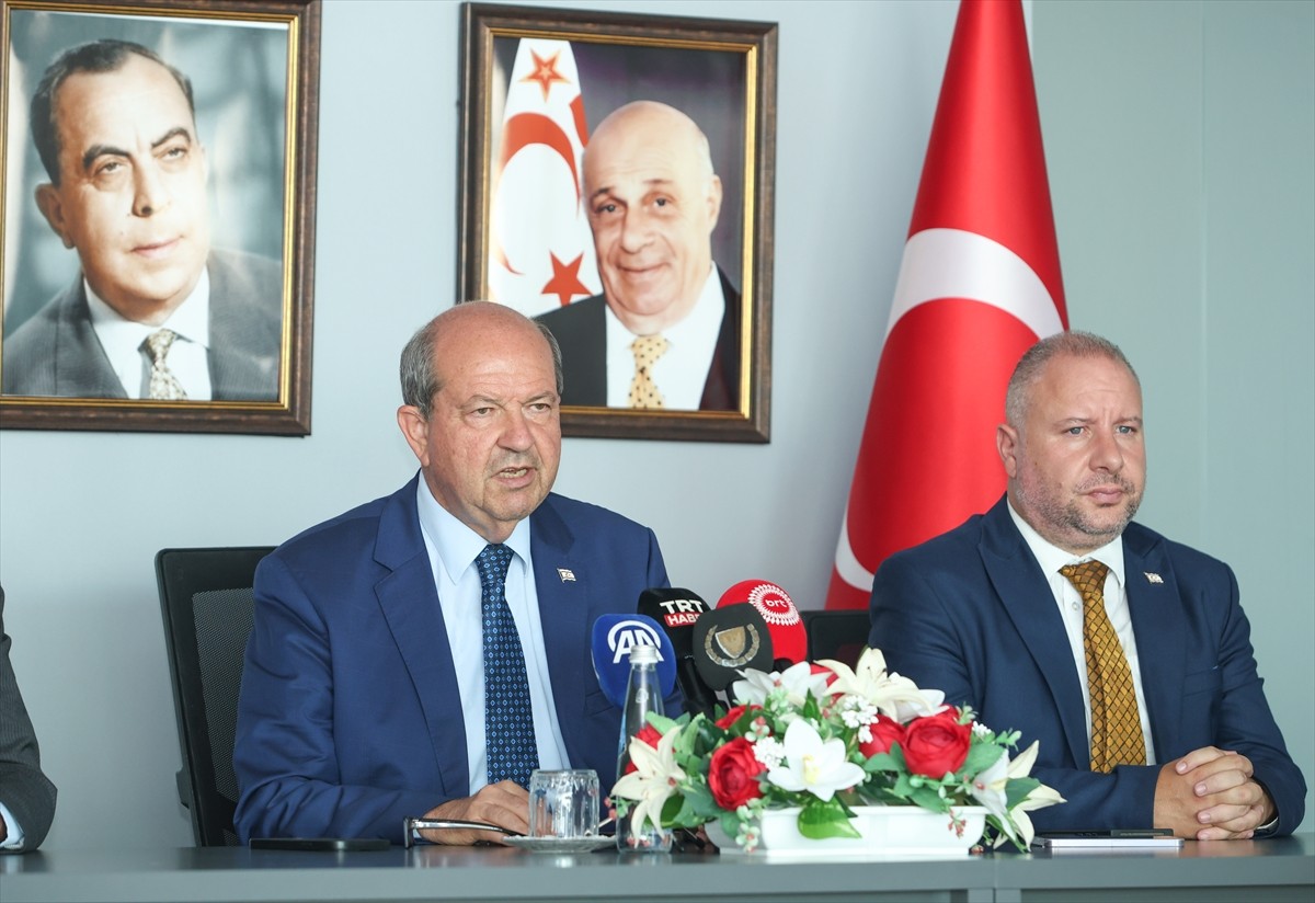 İngiltere'deki temaslarının ardından KKTC'ye dönen Kuzey Kıbrıs Türk Cumhuriyeti (KKTC)...