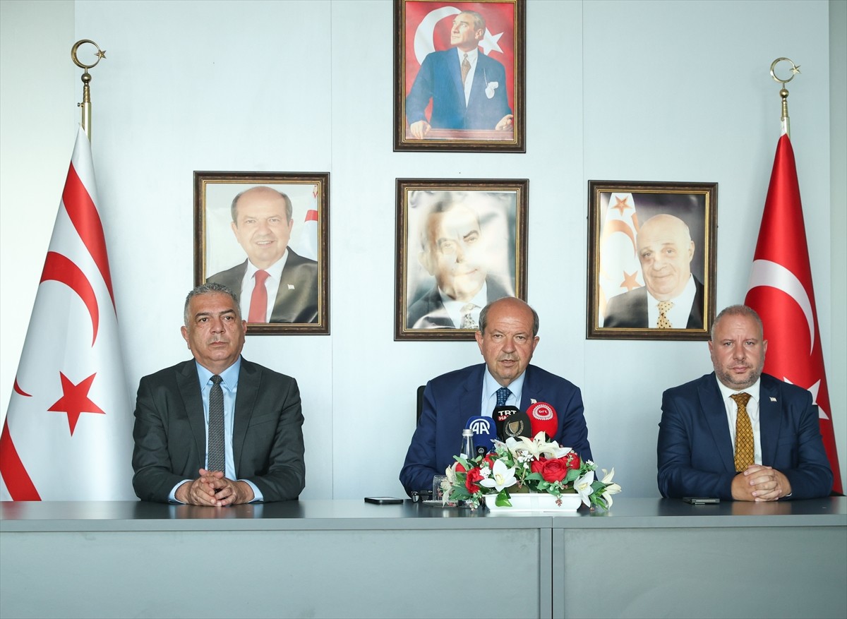 İngiltere'deki temaslarının ardından KKTC'ye dönen Kuzey Kıbrıs Türk Cumhuriyeti (KKTC)...