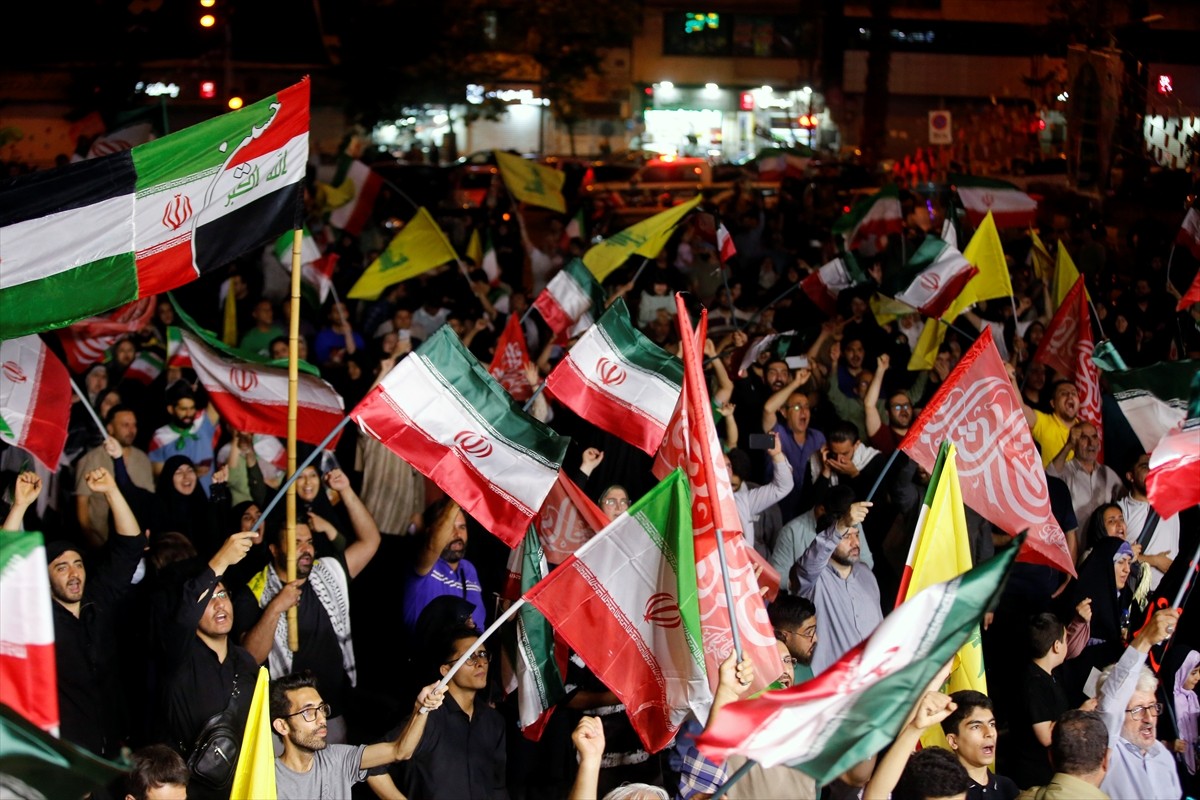 İran'ın İsrail'in saldırılarına karşılık yüzlerce balistik füzeyle karşı saldırıda bulunması...