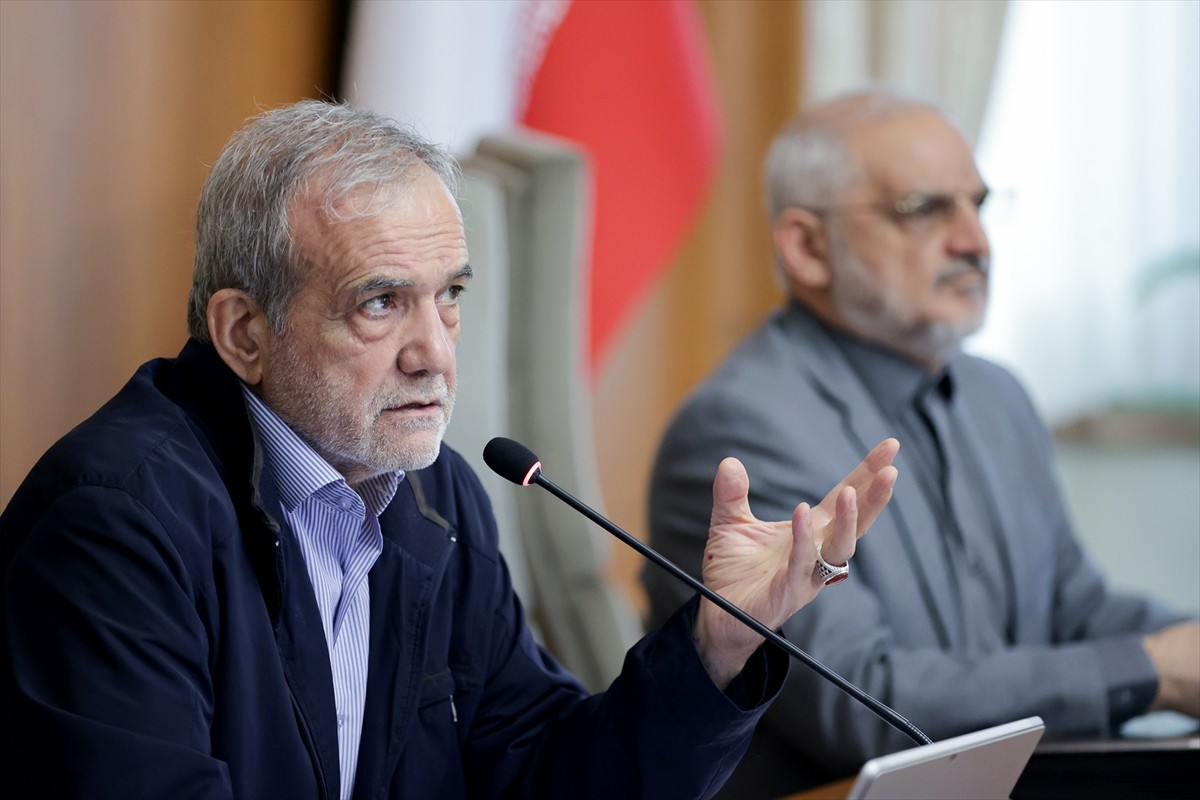 İran Cumhurbaşkanı Mesud Pezeşkiyan, kabine toplantısında ulusal birlik mesajı verdi.