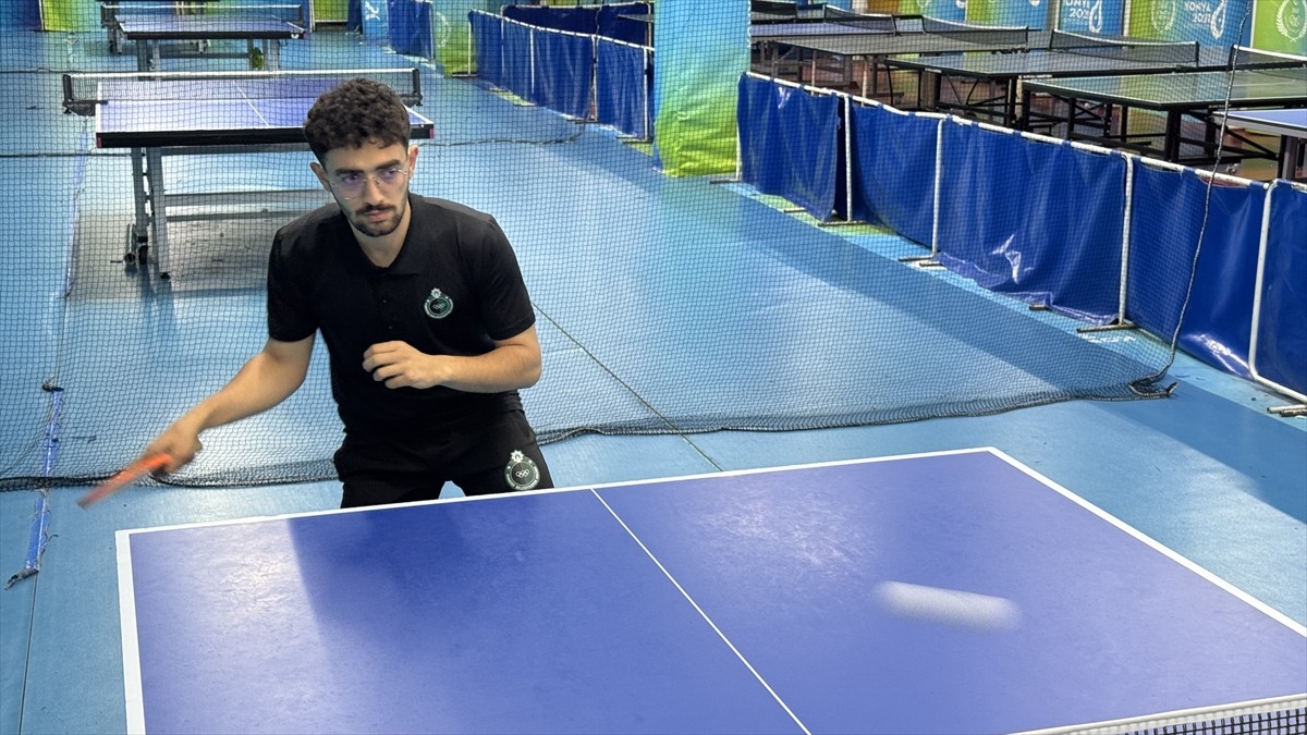 İşitme engelli milli masa tenisi oyuncusu Necmettin Şamil Yiğit, kısa süre önce trafik kazasında...