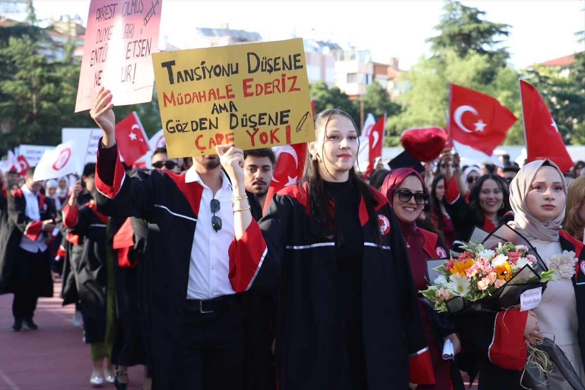 Isparta'da Süleyman Demirel Üniversitesi'nden (SDÜ) mezun olan 6 bin 300 öğrenci için mezuniyet...