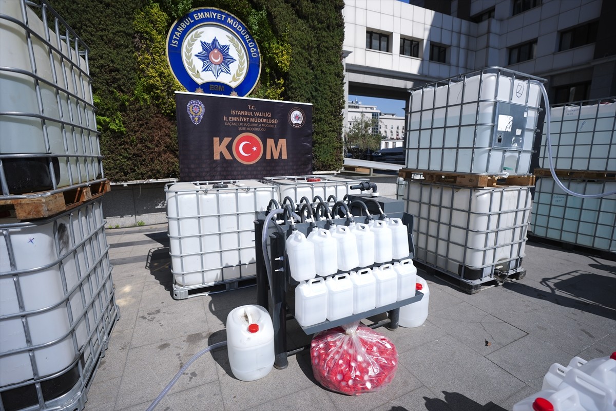 İstanbul'da düzenlenen sahte içki operasyonlarında 9 şüpheli gözaltına alındı. İl Emniyet...