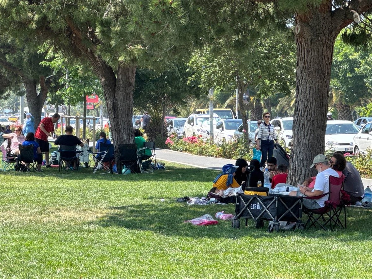 İstanbul'da Kurban Bayramı'nın dördüncü gününde sahil, plaj ve parklarda vakit geçiren vatandaşlar...