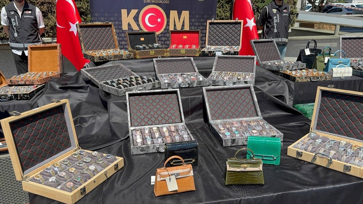 İstanbul'da ünlü markalara ait kaçak çanta ve saatlerin ele geçirildiği operasyonda 3 kişi...