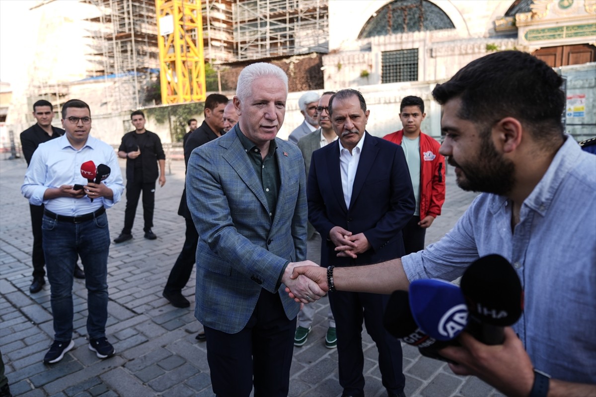 İstanbul'daki camilerde Kurban Bayramı namazı yoğun katılımla eda edildi. Bayram namazını...