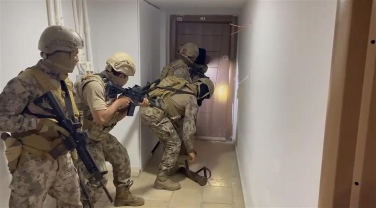 İstanbul merkezli 5 ilde, özel harekat polislerinin koordinesinde düzenlenen eş zamanlı...