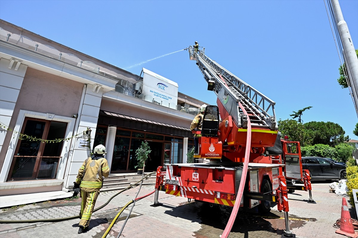 İstanbul Üsküdar'da, bir sosyal tesiste çıkan yangın itfaiye ekiplerinin müdahalesiyle...