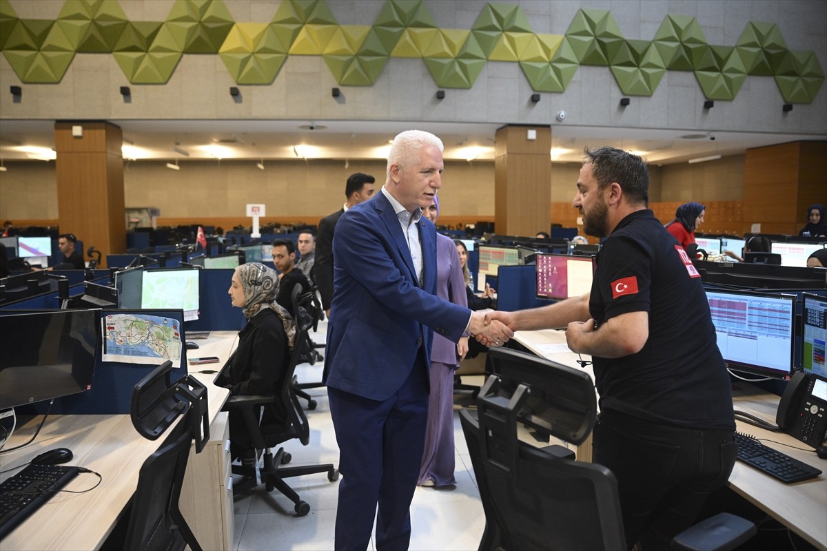 İstanbul Valisi Davut Gül (solda), Kurban Bayramı'nın üçüncü gününde Eyüpsultan'da bulunan...