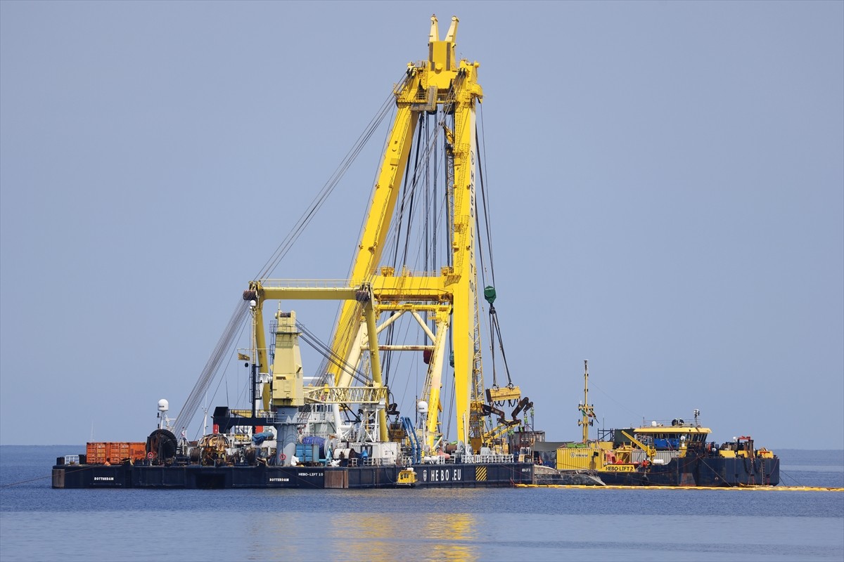 İtalya'da geçen yıl demirliyken fırtınada batması sonucu 7 kişinin hayatını kaybettiği "Bayesian"...