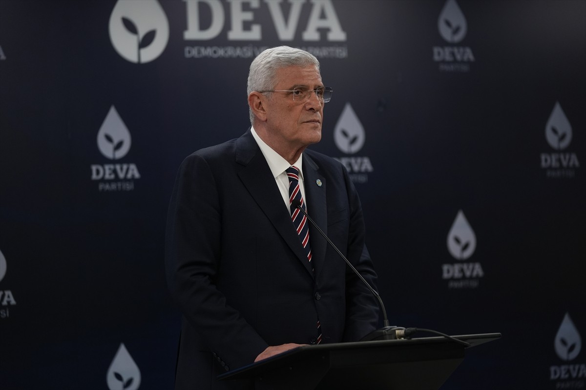 İYİ Parti Genel Başkanı Müsavat Dervişoğlu (solda), beraberindeki heyetle, DEVA Partisi Genel...
