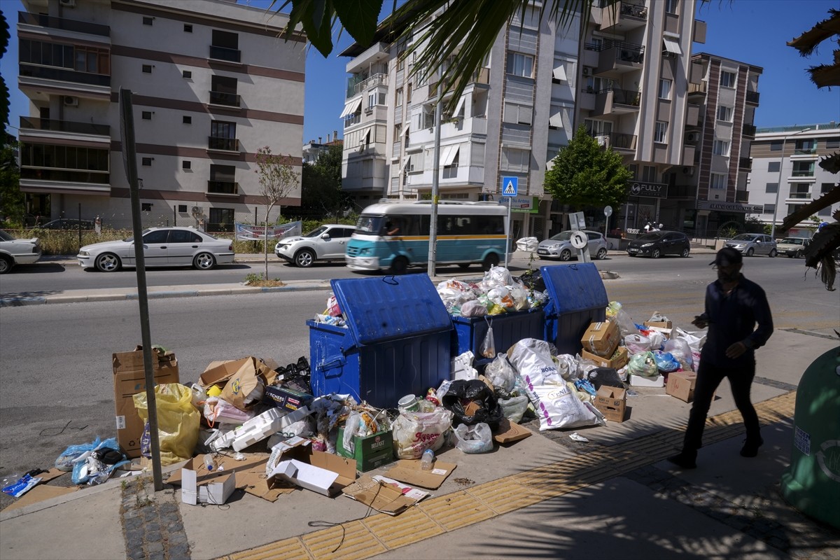 İzmir'de Buca Belediyesinde çalışan 1763 işçi, düzenli maaş alamadıkları ve biriken alacakları...