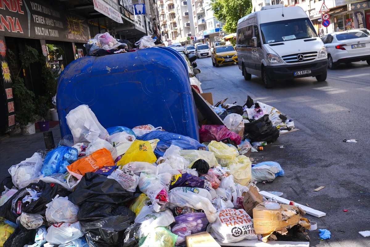 İzmir'de Buca Belediyesinde çalışan 1763 işçi, düzenli maaş alamadıkları ve biriken alacakları...