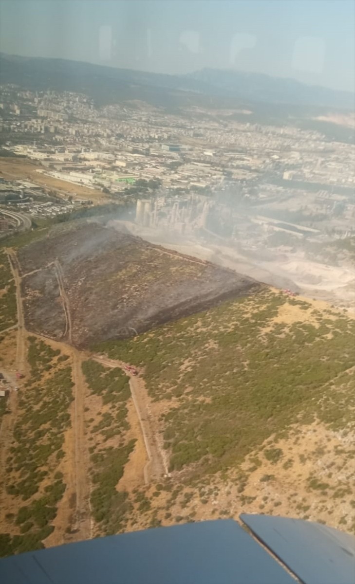 İzmir'in Bornova ilçesinde makilik alanda çıkan yangın, havadan ve karadan müdahaleyle kontrol...