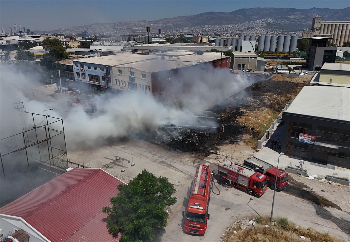 İzmir'in Bornova ilçesindeki Işıkkent Ayakkabıcılar Sitesi çevresindeki atık yığınında çıkan...