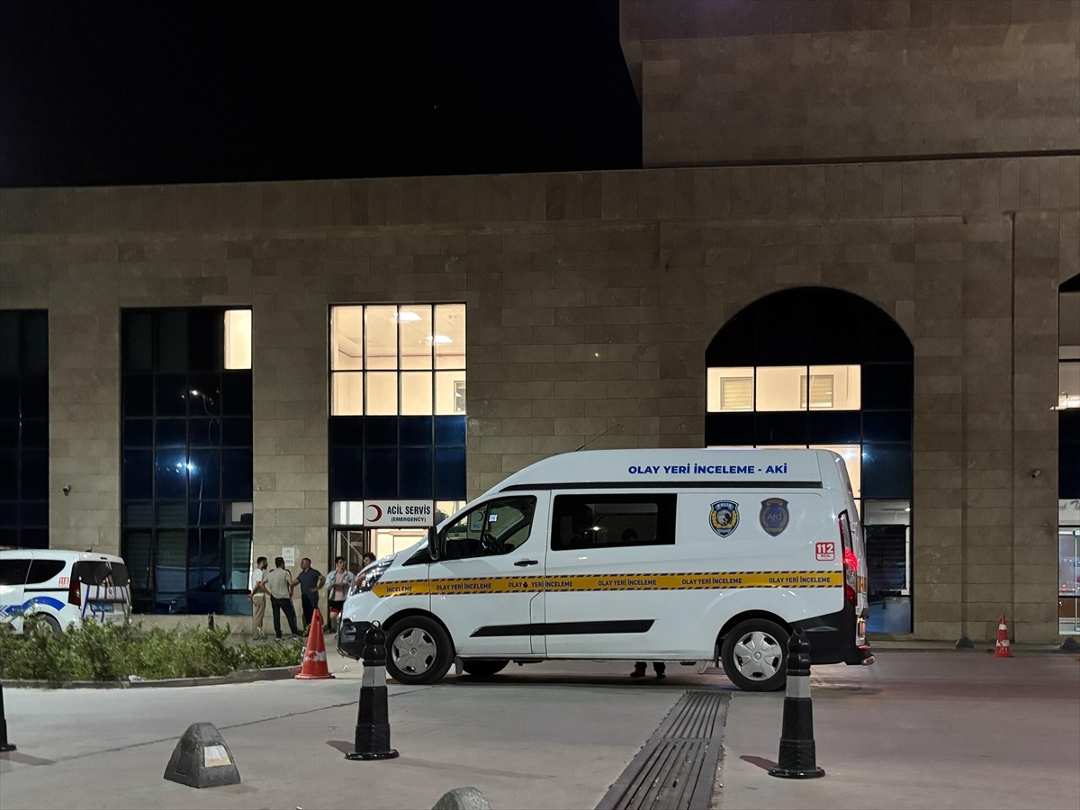 İzmir'in Buca ilçesinde akrabalar arasında çıkan bıçaklı kavgada 1 kişi hayatını kaybetti, 2 kişi...