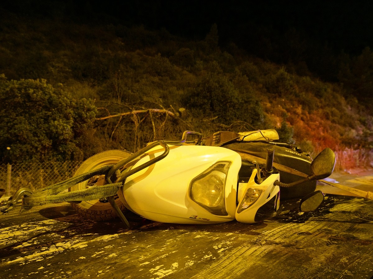 İzmir'in Buca ilçesinde kamyonetin motosiklete arkadan çarpması sonucu motosikletteki baba...