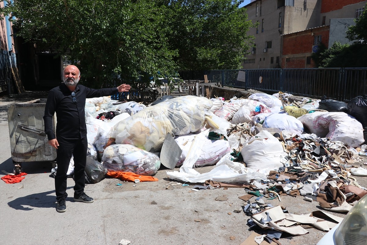İzmir'in Buca ve Karabağlar ilçesinde, mobilyacı esnafın yoğunlaştığı mahallelerde oluşan atık...