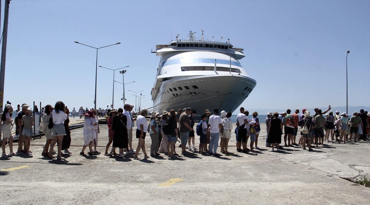 İzmir'in Çeşme Limanı'ndan hareket eden Panama bandıralı kruvaziyer "Astoria Grande", bu yıl ilk...
