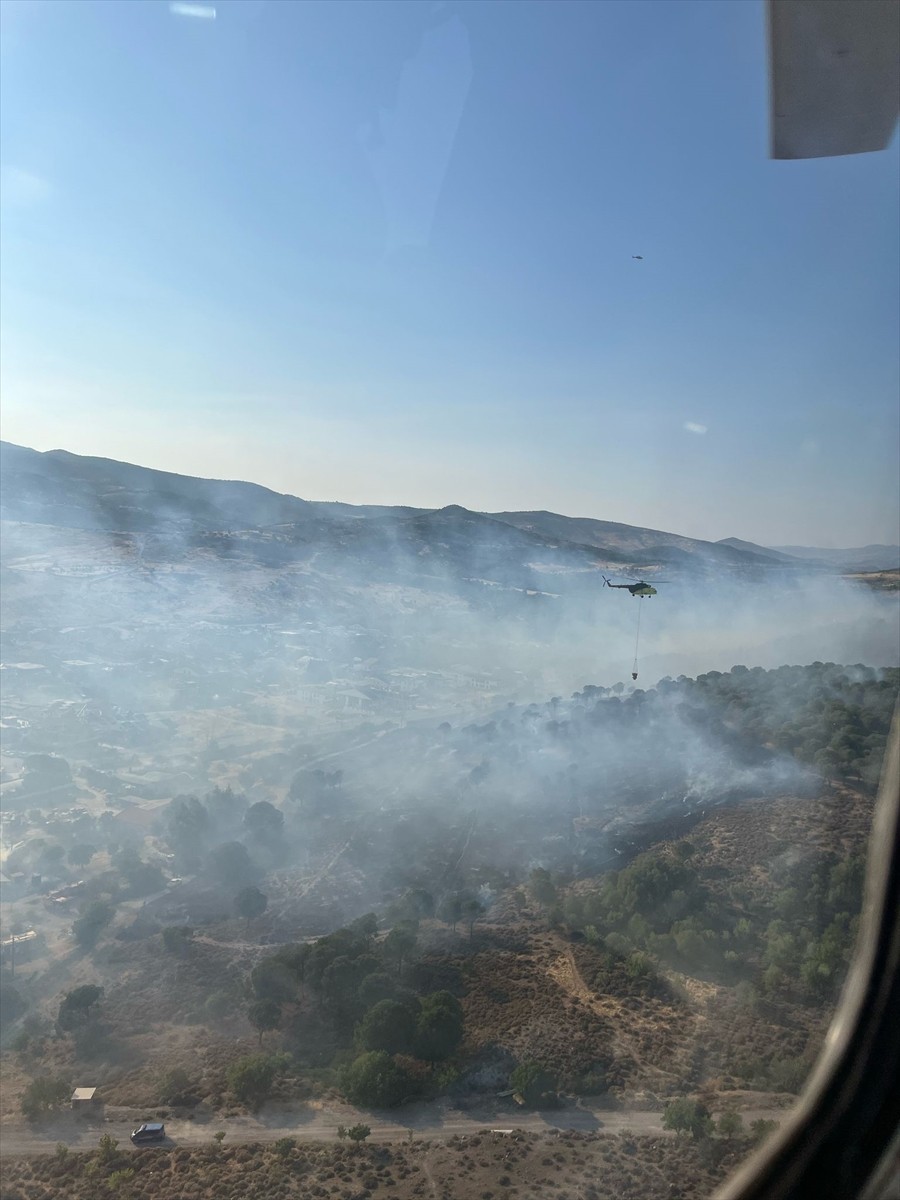 İzmir'in Dikili ilçesinde makilik ve çamlık alanda çıkan yangına karadan ve havadan müdahale...