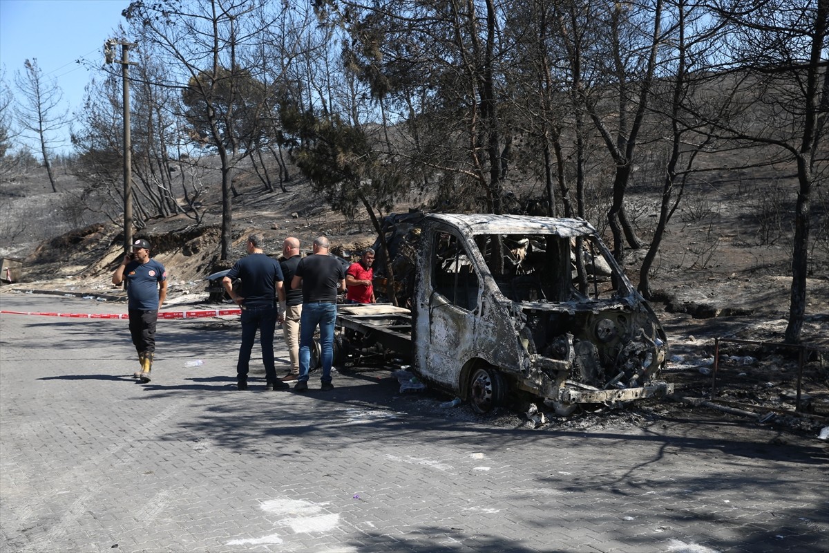 İzmir'in Gaziemir ilçesinde dün ormanlık alanda başlayıp galericiler sitesine sıçrayan yangında...