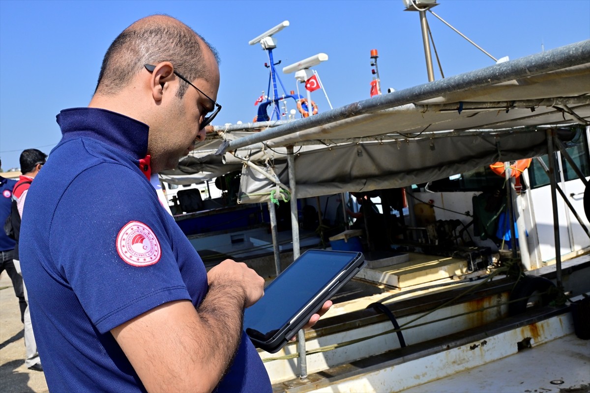 İzmir'in Güzelbahçe ilçesinde, Balıkçılık ve Su Ürünleri Şube Müdürlüğü ve İl Emniyet Müdürlüğü...