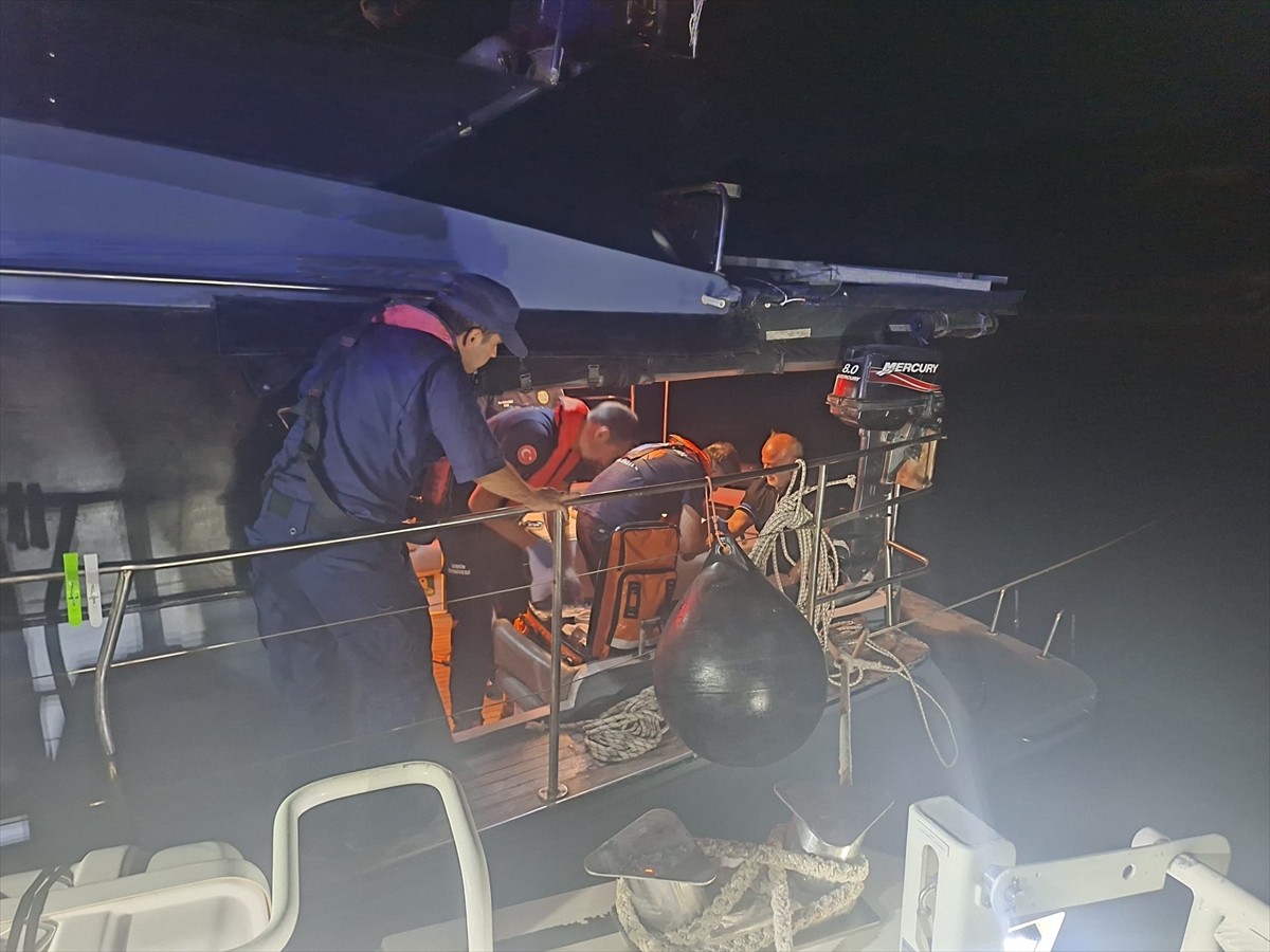 İZMİR (AA) - İzmir'in Urla ilçesi açıklarında özel teknesinde rahatsızlanan kişi, sahil güvenlik...