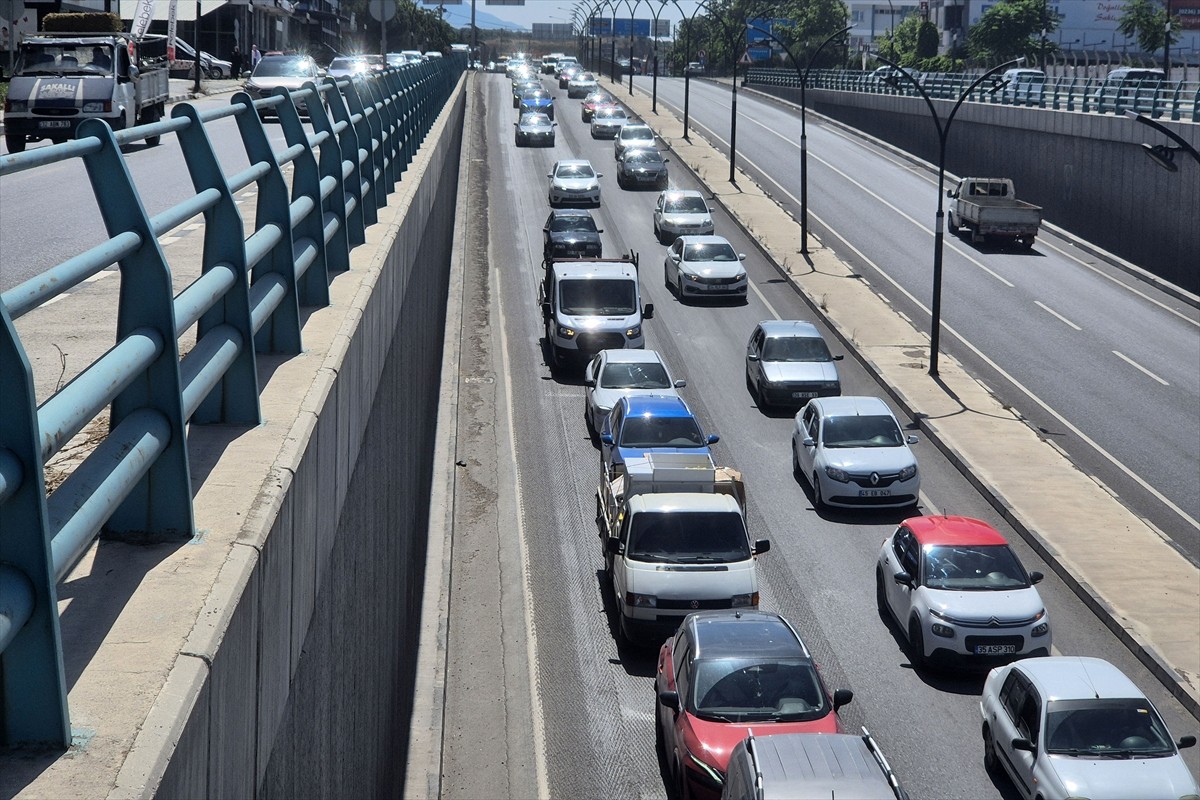 İzmir-Ankara kara yolu üzerindeki Manisa'nın Turgutlu ilçesinde, Kurban Bayramı tatili dolayısıyla...