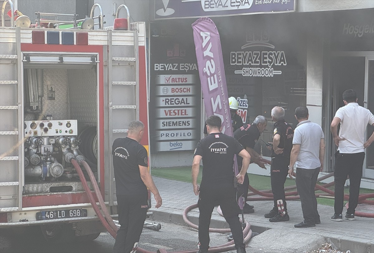 Kahramanmaraş'ın Dulkadiroğlu ilçesinde mobilya mağazasında çıkan ve üst kattaki eve sıçrayan...