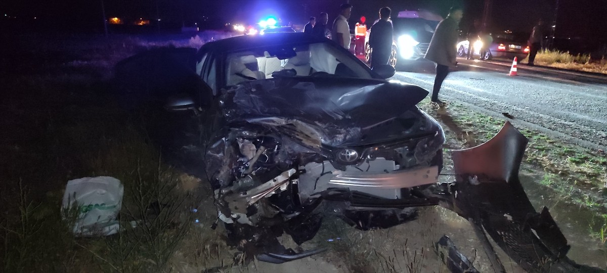 Kahramanmaraş'ın Elbistan ilçesinde 2 otomobilin çarpışması sonucu baba ve kızı hayatını kaybetti...