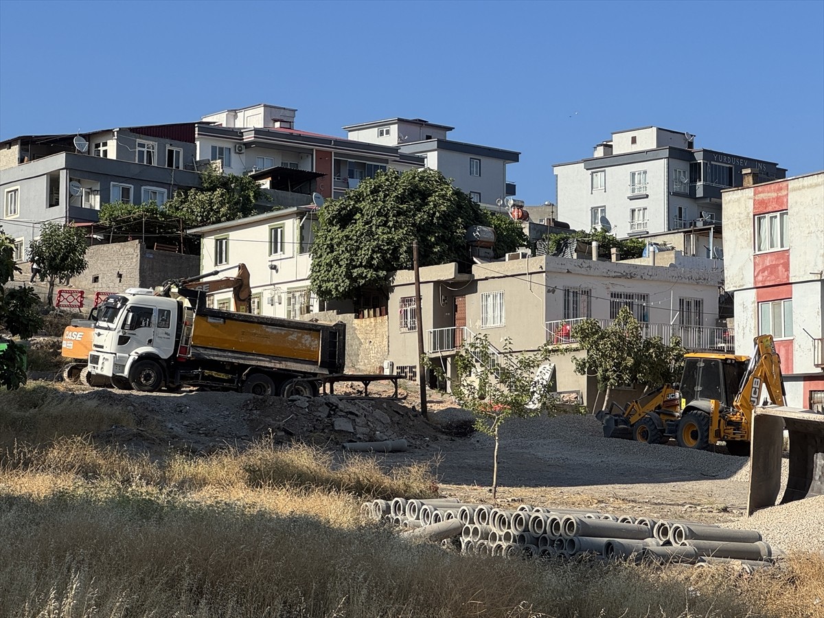 Kahramanmaraş'ın Onikişubat ilçesinde alt yapı çalışması sırasında delinen doğal gaz borusundan...
