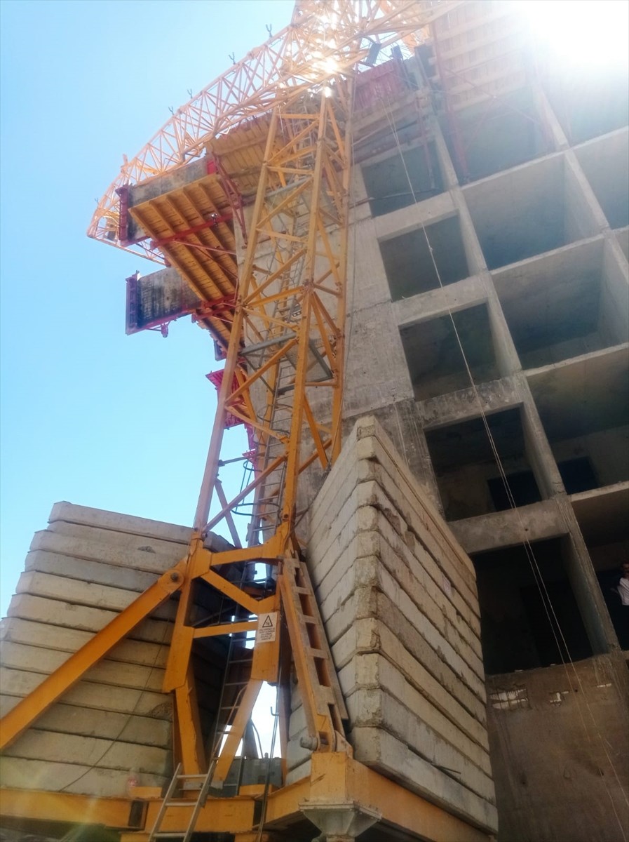 Kahramanmaraş'ın Onikişubat ilçesinde devrilen kule vinçten düşen operatör hayatını...