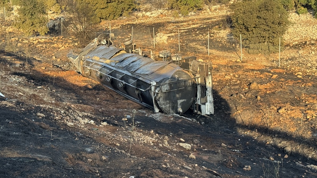 Kahramanmaraş'ta şarampole devrilen bitkisel yağ yüklü tırda çıkan yangın söndürüldü.