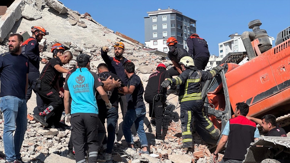 Kahramanmaraş'ta yıkımı gerçekleştirilen ağır hasarlı binanın iş makinesinin üzerine devrilmesi...