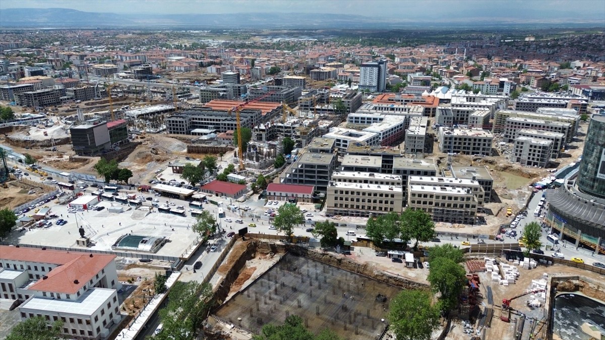 Kahramanmaraş merkezli 6 Şubat 2023'teki depremlerde yıkılan ve Emlak Konut tarafından yeniden...
