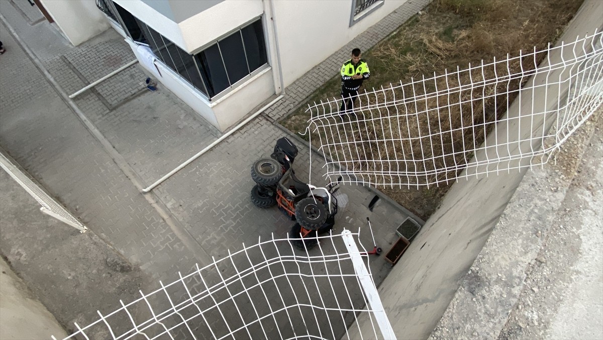 Karabük'te kontrolden çıkarak 4 metre yükseklikten apartman bahçesine düşen ATV'de yolcu olarak...