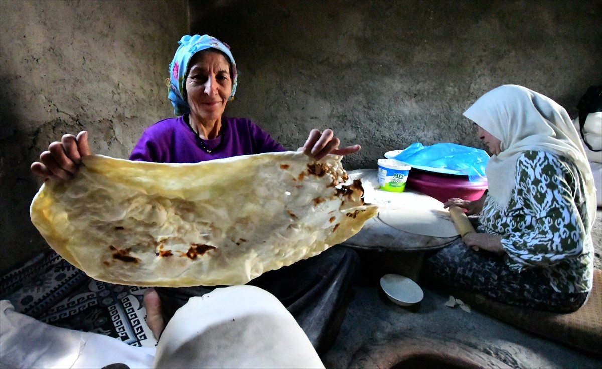 Kars'ın Sarıkamış ilçesinde kadınlar, Kurban Bayramı sofraları için tandırlarını yakarak imece...