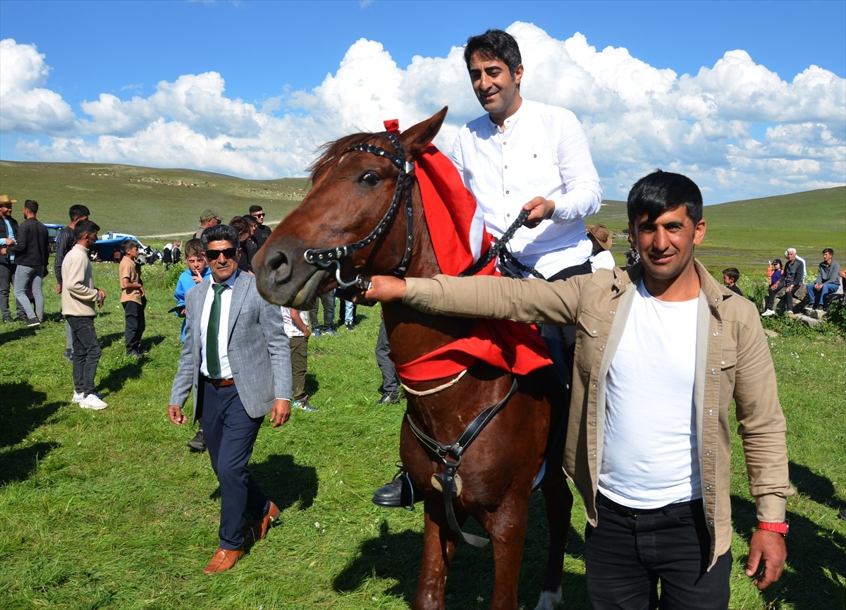 Kars'ın Sarıkamış ilçesinde "Köroğlu Köyü Yayla Festivali" düzenlendi. Köroğlu köyünün 3 bin...