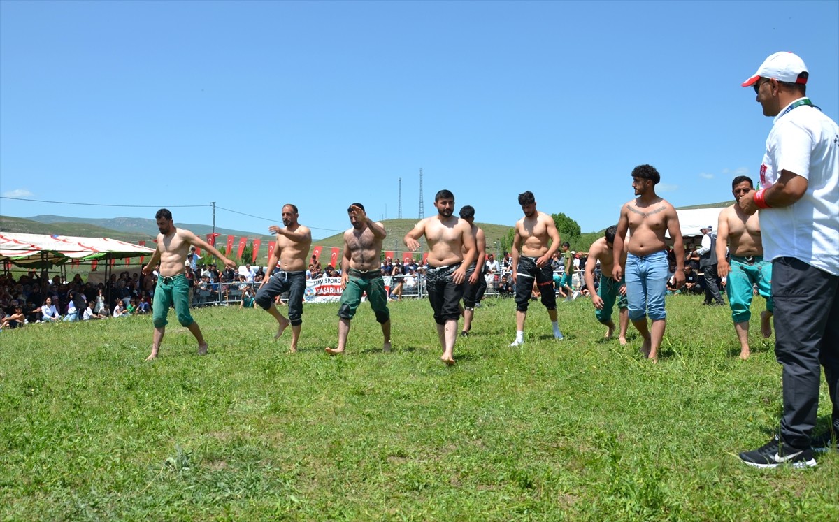 Kars'ın Sarıkamış ilçesine bağlı Karaurgan köyünde "110. Geleneksel Karaurgan Karakucak Güreş...