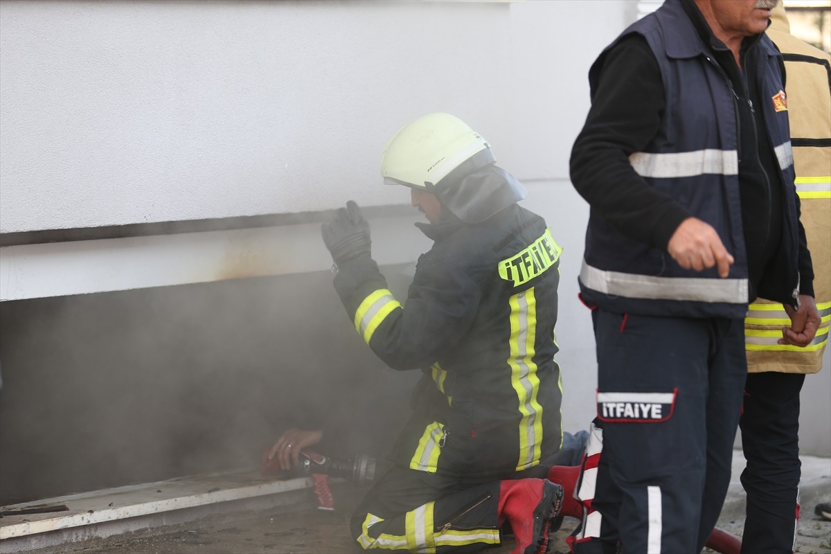 Kars'ta 5 katlı binanın bodrum katında patlama sonrası çıkan yangın söndürüldü. Olay yerine...