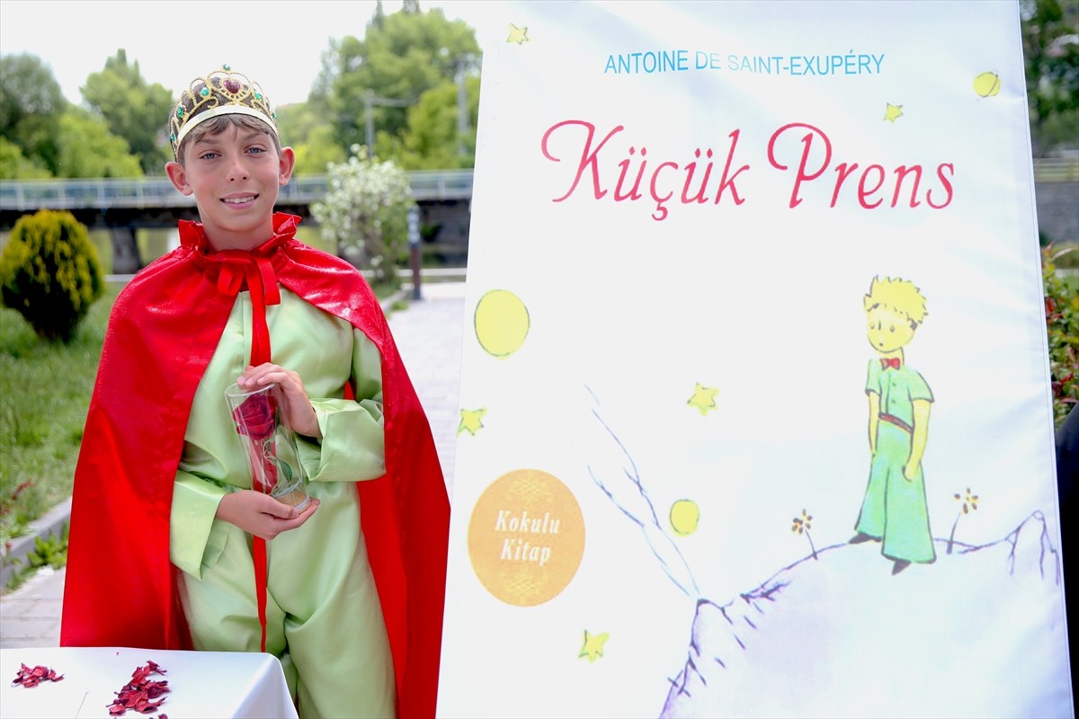 Kars'ta, Hüsnü Özyeğin Anadolu Lisesi öğrencileri, yıl boyu okudukları romanlardaki karakterleri...