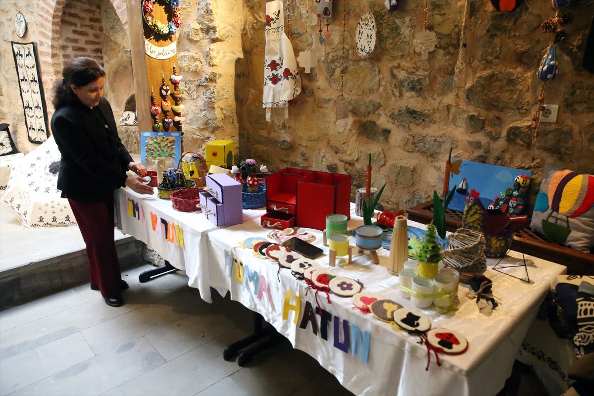 Kastamonu'da üniversite öğrencisi tarafından çöpten bulunan eski bir şemsiye, 600 yıllık...