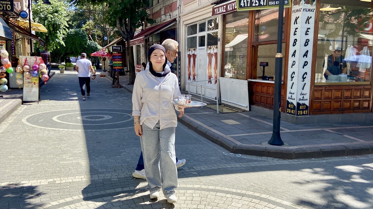 Kastamonu'nun Taşköprü ilçesinde yaşayan 46 yaşındaki Dilber Genç, çay ocağı işletiyor. Tarihi...